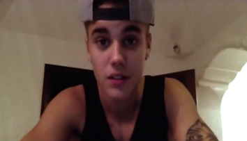 Justin Bieber, surprins in timp ce iesea de la un bordel din Brazilia. Se ascundea sub o patura, dar un detaliu l-a dat de gol