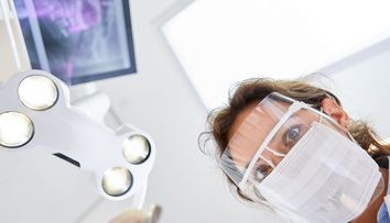 AVON România împreună cu AMMA PRINT donează viziere pentru personalul medical