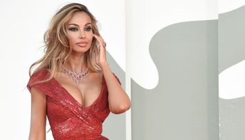 Mădălina Ghenea s-a filmat în oglindă, într-un costum de baie foarte decupat. Clipul face furori pe Instagram
