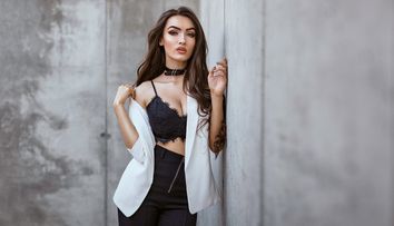 Viviana Sposub e în Ferma - orășeni vs săteni, iar unul dintre cei mai mari și mai sexy suporteri este chiar sora ei