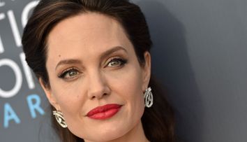 Poartă ochelari cu lentile groase și costum de lână. Angelina Jolie, de nerecunoscut în rolul sopranei Maria Callas