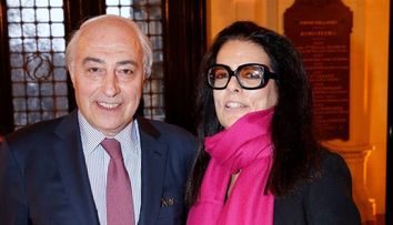 Ea este cea mai bogata femeie de pe Pamant. Cine este  si cu ce se ocupa doamna care are lumea la picioare