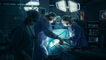 O femeie nu își mai poate închide ochii nici când doarme după ce a apelat la o operație estetică, efectuată de un medic fără licență. Câți bani a plătit pentru a se mutila pe viață