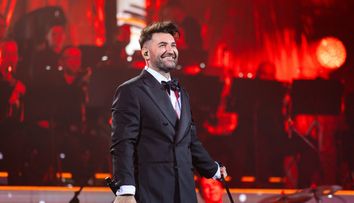 Cu o sală arhiplină și un public în extaz, în prima sa zi de concert pop-simfonic, Smiley a creat Armonie absolută și memorabilă la Sala Palatului