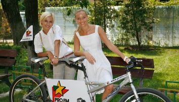 Laura Cosoi si Dana Rogoz s-au distrat pe o bicicleta in tandem oferita de ProFM