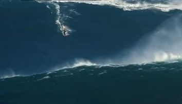 VIDEO. Baiatul care nu stie ce inseamna frica. A facut surfing pe un val inalt de 27 de metri!