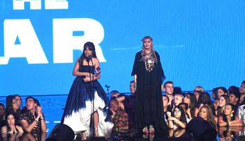 La 60 de ani, Madonna a uimit întreaga lume cu tenul ei de adolescentă! Vezi fotografii şi află-i secretele!