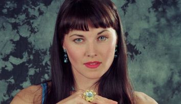 Cum arată acum protagonista din „Xena, prințesă războinică”. Cu ce se ocupă Lucy Lawless la 57 de ani