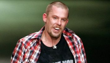 Mici incidente la comemorarea designerului Alexander McQueen FOTO!