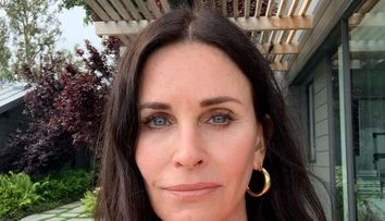 Courteney Cox s-a filmat cu un curcan în cap. Actrița a recreat o scenă celebră din serialul ”Friends”