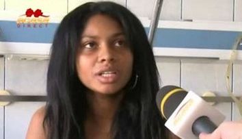 Laurette voia sa scape de vergeturi, dar a ajuns la spital cu arsuri de gradul 1 si 2 - VIDEO