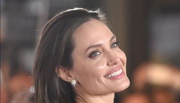 Angelina Jolie, dar cu forme si patratele. Cum arata cea mai frumoasa sosie a celebrei actrite