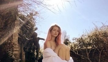 Sora lui Kate Moss se bucură de autoizolare în bikini