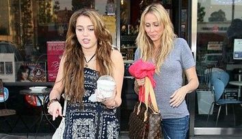 Miley Cyrus a pus la punct un paparazzo care ii lovise mama! VIDEO