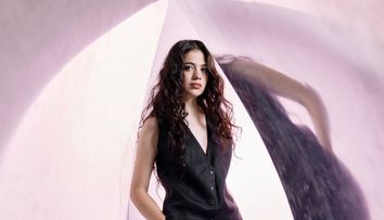 Dora Gaitanovici lansează piesa „Moldoveanu”, al treilea single de pe albumul de debut