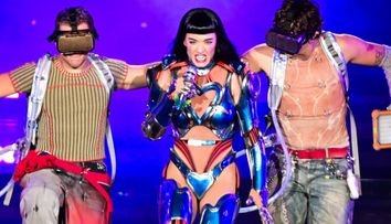 „Și-a pierdut vocea în spațiu!” Katy Perry, ridiculizată după prestația dezastruoasă de pe scenă: fanii spun că este tristă, plictisită și că pare că e acolo cu forța