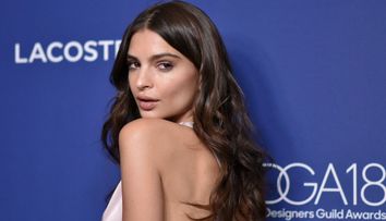 Vedeta cu cel mai frumos bust natural, intr-o rochie cu decolteu irezistibil. Nimeni nu s-a putut uita in ochii ei