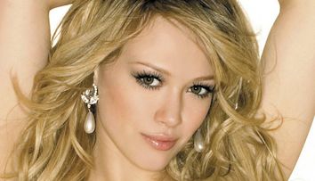 Hilary Duff revine in atentia publicului la un an si jumatate de la nasterea fiului ei. Este mai supla si mai sexy ca oricand