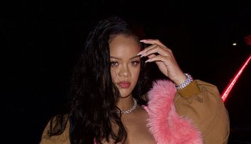 Rihanna, cu o vulpe roz pe umăr și cu burtica la vedere într-o nouă ținută-șoc!