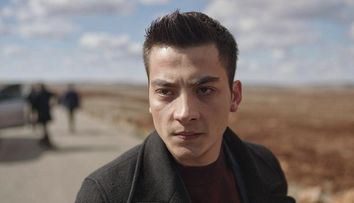 Cine este actorul care a cucerit publicul feminin cu rolul lui Kaya Albora din serialul „La marginea lumii”. În timp ce se afla la filmări, Atakan Özkaya a trăit un moment devastator