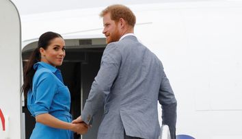 VIDEO Meghan și Harry, la un pas de moarte la Sydney. Pilotul avionului a luat o decizie de ultim moment