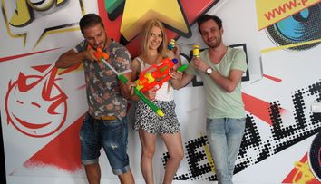 Nicole Cherry si Lidia Buble s-au “inarmat” pentru cea mai mare Bataie cu Apa!