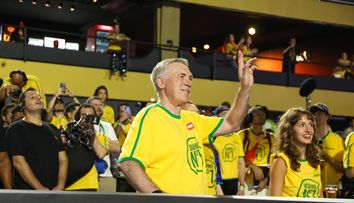 Adevărul din spatele fotografiei cu antrenorul de fotbal Carlo Ancelotti, surprins în timp ce este sărutat pasional de trei tinere, chiar în fața soției! Imaginile au pus internetul pe jar