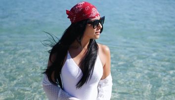 Corina Caragea, vacanță de vis în Puglia. Prezentatoarea TV s-a fotografiat în costum de baie și a dezvăluit cât a plătit pentru două șezlonguri și o umbrelă: „Sunt convinsă că îmi place cel mai mult… în extrasezon”