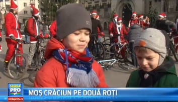 30 de Mos Craciuni pe bicicleta au impartit dulciuri copiilor craioveni. Mesajul pe care au vrut sa-l transmita organizatorii