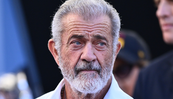 La 70 de ani, Mel Gibson are din nou iubită! Cine este blonda celebră de 44 ani, cu care s-a sărutat pătimaș pe străzile din Italia