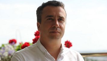 Următorul șef care intră sub acoperire este Mircea Săplăcan, directorul unui important lanț de florării