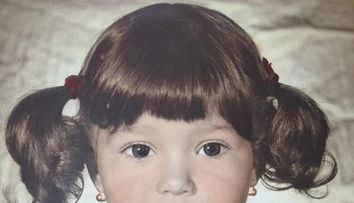 Recunosti fetita adorabila din imagine? Acum este una dintre cele mai frumoase femei din Romania