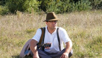 Mihai Margineanu canta in concert despre ”Las Fierbinti”