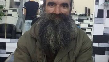 Transformarea unui om al strazii din Timisoara. A fost convins sa isi dea barba jos dupa cinci ani