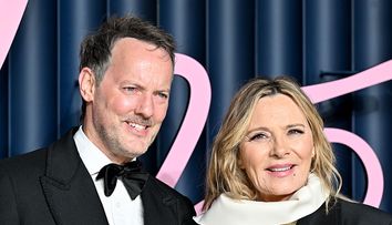 Kim Cattrall s-a măritat în secret, la 69 de ani, cu iubitul ei mai tânăr. Internetul explodează: „De ce s-ar însura un bărbat de 50 cu o femeie de 70?!