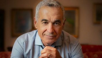 Din ce familie provine Călin Georgescu. Detalii mai puțin știute despre candidatul surpriză de la alegerilor prezidențiale