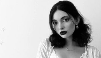 Alexandra, studenta de la Drept care a murit în ziua în care a împlinit 22 de ani, a fost înmormântată. Mama tinerei, sfâșiată de durere înainte ca fiica ei să fie condusă pe ultimul drum: „Și-a astupat urechile...”