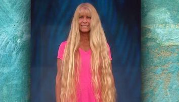Nu si-a tuns parul timp de 20 de ani, iar lumea a poreclit-o Rapunzel. La 50 de ani, a decis sa-si faca o transformare