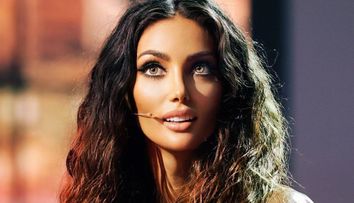 Claudia Pavel a făcut senzație la plajă. Cântăreața a uimit cu talia ei subțire: „Beach baby”