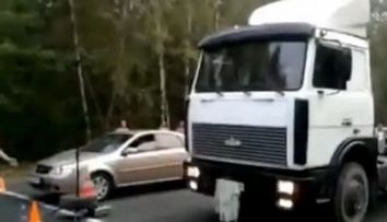 Camion vs. autoturism. Cine crezi ca va castiga competitia? VIDEO