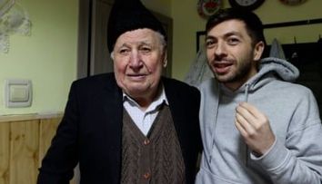 A murit Nea Sandu, bunicul din videoclipurile lui Mircea Bravo. „Tot timpul era pus pe glume”