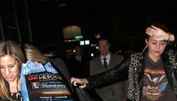 Miley Cyrus i-a pus pungile-n cap lui Tish, mama ei, de spaima paparazzilor FOTO