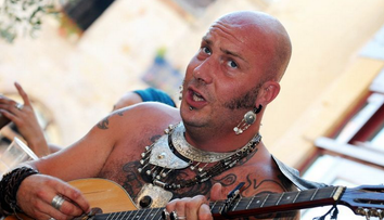 Trecatorii s-au oprit in mijlocul strazii sa-l asculte, vrajiti de vocea lui fantastica. Surpriza colosala oferita de cantaretul tatuat - VIDEO