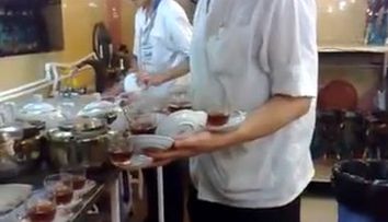 Acesta este cel mai tare chelner. Uite cum serveste ceaiul!