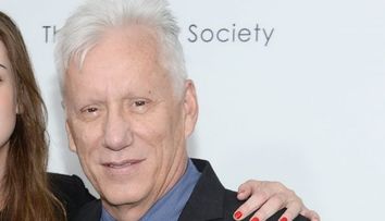Cuplul care a intors toate capetele pe covorul rosu. El, un actor celebru de la Hollywood, ea, mai tanara cu 46 de ani: FOTO