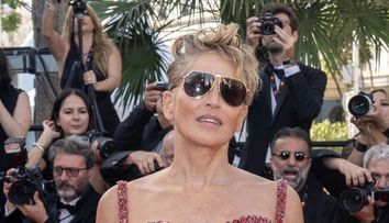 Sharon Stone și-a pozat “corpul imperfect” topless și a încărcat poza pe Instagram: Ești superbă!