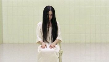 O domnisoara superba, cu ochi albastri, patrunzatori: Asa arata acum fetita din filmul care a infricosat pe toata lumea, 