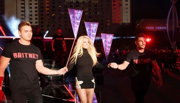 După ce a renunţat la turneul promis fanilor, Britney Spears se internează într-o clinică de psihiatrie