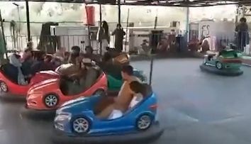 Talibani care se dau în mașinuțe și sar în trambulină. Un nou video devenit viral, filmat în Afganistan