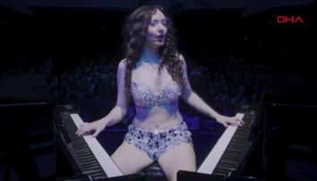 Pianista din Turcia care a făcut furori la Berklee College, considerată cea mai prestigioasă școlă de muzică din lume. Interpretarea sa i-a adus un premiu important